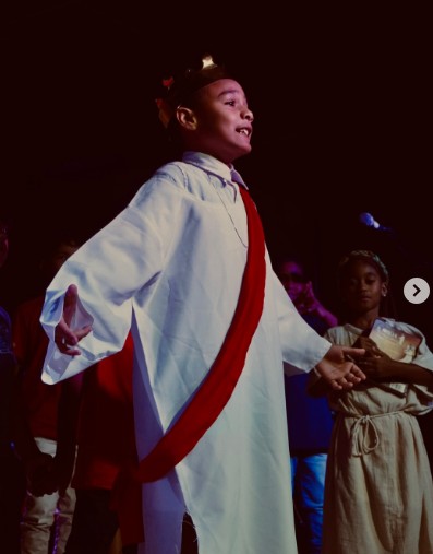 Crianças participando de uma peça de teatro sobre uma história da Bíblia.